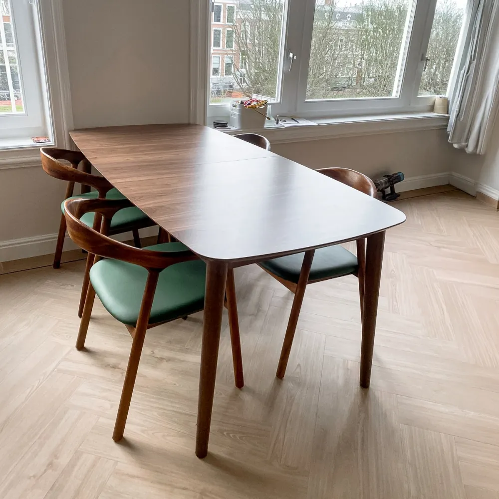 Artson notenhouten eetkamerstoelen bij klant na proefplaatsing in Den Haag.
