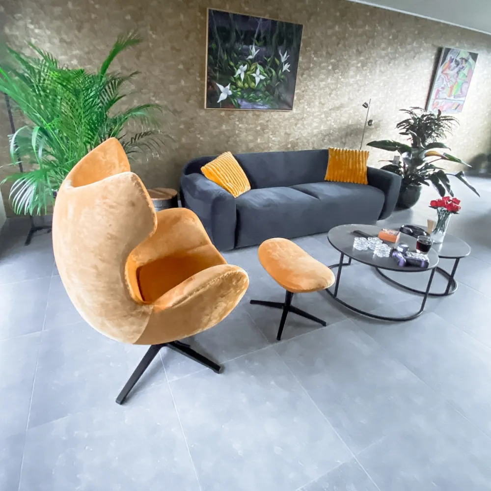 Flag Chair in oker velvet met voetenbank, samengesteld in de showroom voor klant uit Kinrooi België.