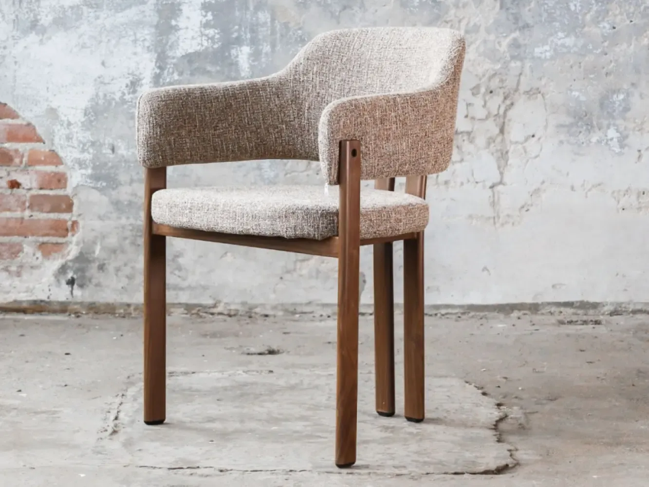 Isamu Eetkamerstoel Zand Ote Walnoothout Frame OKO Product Detail